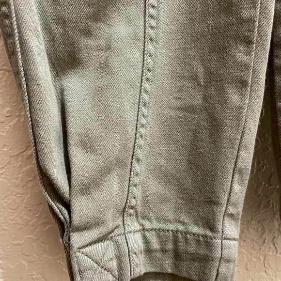 Banana Republic cargo capri in olive green/ sage color. Comes w/ matching belt. - Picture 16 of 16